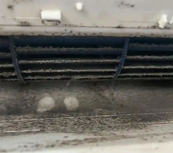 道外空调吹的风有股烧焦味是怎么回事